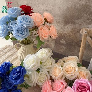 Bouquet de roses artificielles Fleurs en soie plastique Décoration de mariage Style moderne fait main - Product Image 1