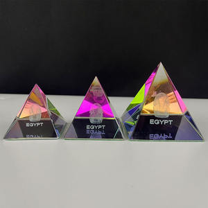 Conjunto de cristal piramidal arcoíris iridiscente con láser faraón egipcio en la parte de abajo de la foto - Product Image 4