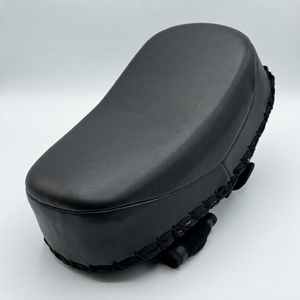 Protector de Pierna Aimbest de Cuero Sintético Negro con Diseño de Borde Trenzado para Protección Deportiva - Product Image 1