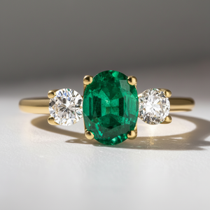 Bague Moissanite verte à trois pierres bague de fiançailles Moissanite ovale et 1.50 carats coupe ronde bague de mariage en or 14 carats trilogie diamant - Product Image 1