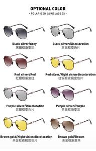 A707-gafas de sol con montura de Metal para hombre y mujer, lentes de sol unisex plegables con grabado Vintage, fotocromáticas para conducción nocturna, polarizadas - Product Image 6