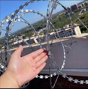 <span class=keywords><strong>Fil</strong></span> <span class=keywords><strong>barbelé</strong></span> galvanisé à chaud haute sécurité avec lames tranchantes et noyau durable pour une installation facile - Product Image 2