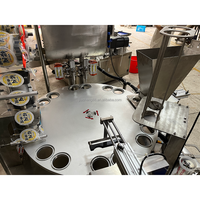 Machine automatique de remplissage et de scellage à disque rotatif pour l'économie d'énergie du café Emballage facile à utiliser de papier et de cartons