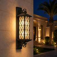 Lanterne murale décorative d'extérieur avec cadre en treillis diamanté pour l'éclairage d'entrée de villa