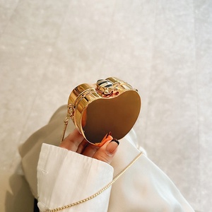 Vente en gros Petit sac à bandoulière en acrylique avec chaîne <span class=keywords><strong>Portefeuille</strong></span> de couleur dorée de forme carrée pour femmes, dames et filles - Product Image 3