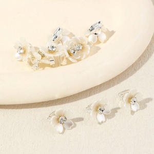 Teumshein Pinzas para el cabello con forma de flor blanca y diamantes de imitación, accesorios decorativos para el cabello trenzado para mujer, boda, estilo europeo, 10 Cm - Product Image 2