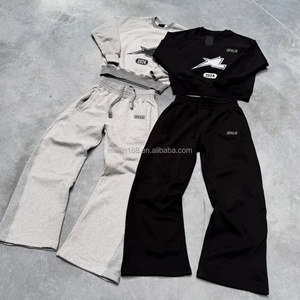 Ensemble de jogging personnalisé : sweat à capuche col rond et pantalon de survêtement évasé coupe droite – Survêtement streetwear design – Fabricant de tenues de sport - Product Image 1