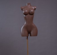Mannequin féminin brésilien courbé noir mat, grandes hanches, demi-corps en cuir doré mat, grande taille
