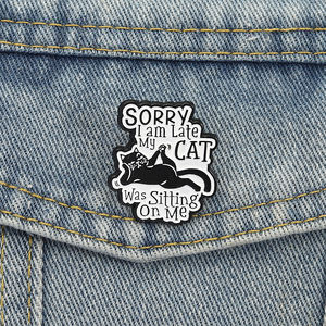 ขออภัยฉันมาสายแมวของฉันกำลังนั่งอยู่กับฉันเข็มกลัดเคลือบเข็มกลัดแมวสีดำน่ารักเครื่องประดับป้ายปกเสื้อขายส่ง - Product Image 1