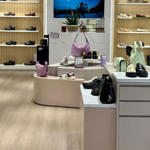 Espositori su Misura per Negozi di Scarpe e Borse, Scaffali e Vetrine in Legno per Negozi al Dettaglio Moderni - Product Image 3