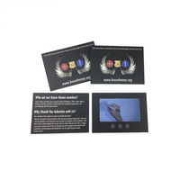 Carte de brochure vidéo attrayante de 7.0 pouces avec carte de voeux vidéo numérique LCD de conception personnalisée pour l'invitation de cadeau et le mariage