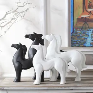 Commercio all'ingrosso bianco e nero di ceramica figurine cavallo per la decorazione domestica