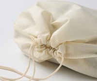 Sac cadeau pliable en polyester non tissé imprimé sur mesure avec cordon de serrage pour le rangement des vêtements, marque JiLi, logo personnalisé