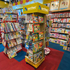 Étagère de présentation au sol à quatre côtés pour <span class=keywords><strong>librairie</strong></span> personnalisée, livres de bande dessinée, MDF, présentoir de livres pour enfants avec roulettes - Product Image 1