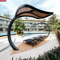 YOUFINE Sculpture Moderne Courbe Personnalisée en Acier Inoxydable en Forme de Feuille, Décoration d'Ombrage Extérieur pour Projet de Zone de Piscine de Complexe Hôtelier