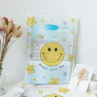 35*45cm Poignées découpées Boutique Carrier Sacs cadeaux en plastique Happy Smile Face Sac à provisions HDPE personnalisé pour vêtement