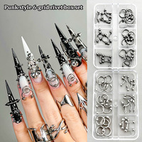 Qianya Vente en gros 6 grilles Vintage Cross Nail Charms-Gothique Punk Metal Nail Art Accessoires