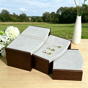 Exhibidores de Joyería Ecológicos de Terciopelo de 3 Niveles con Diseño de Cajón Deslizante y Marcos de Madera Natural para Boutiques - Product Image 5