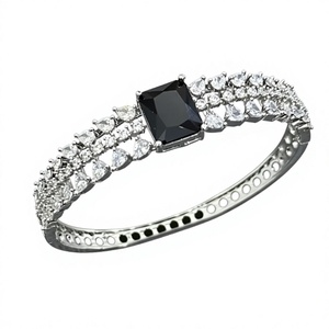 Brazalete de moda chapado en rodio con circonita negra en el centro y detalles de circonita transparente para mujer, estilo clásico para bodas y fiestas. - Product Image 2