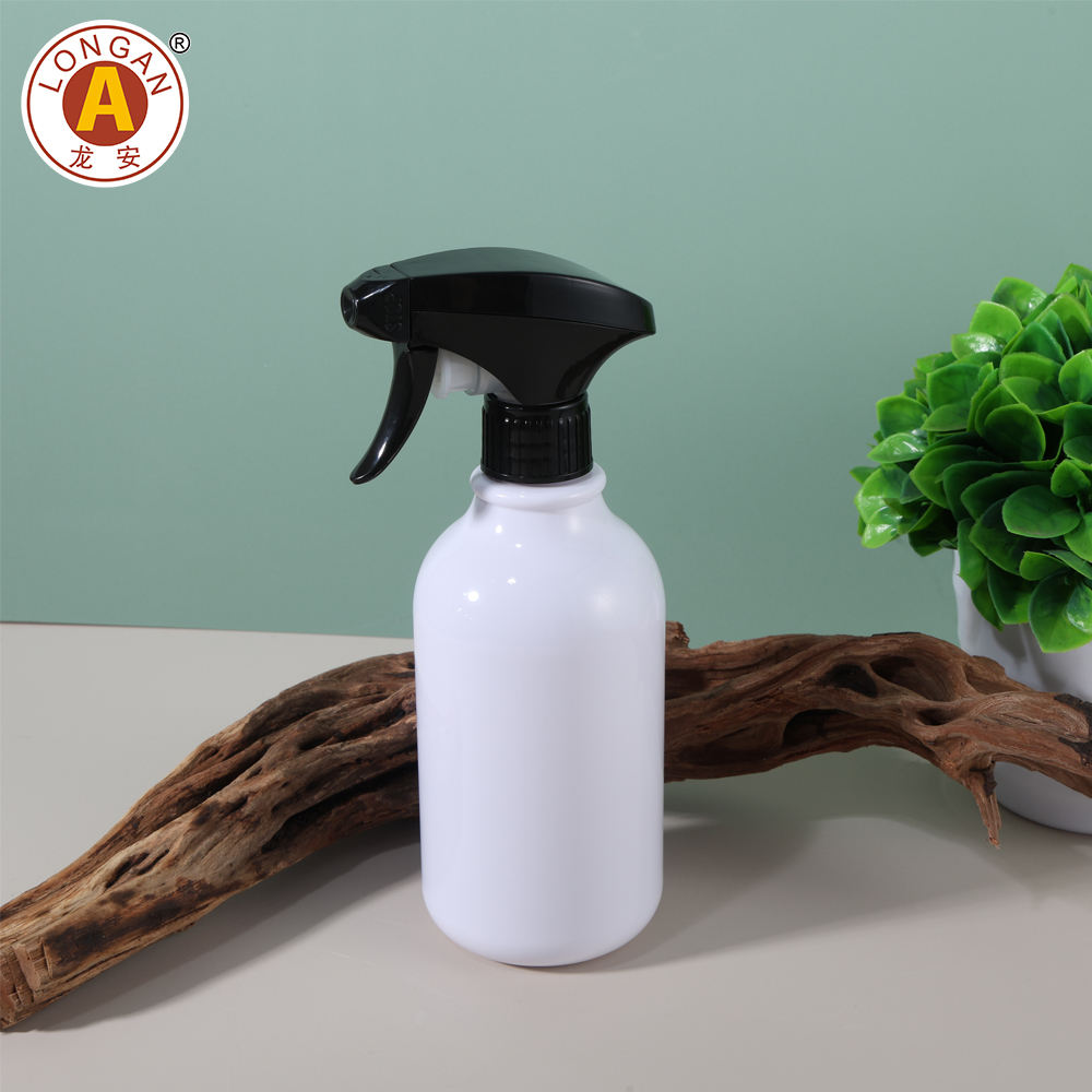 Flacon blanc avec pompe de pulvérisation noire