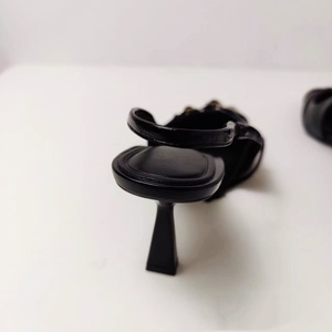 2024 nuevas sandalias de tejas con hebilla de cinturón cruzado <span class=keywords><strong>Mugler</strong></span> de encaje blanco y negro para mujer, zapatos de tacón puntiagudos con punta estrecha - Product Image 3