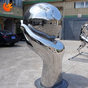 Sculpture en acier inoxydable de grande taille pour l'extérieur, miroir creux, main tenant la Terre, ornements, technique polie, scène pittoresque - Product Image 5