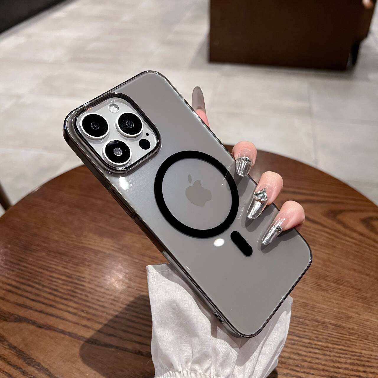 สีดำโปร่งแสง