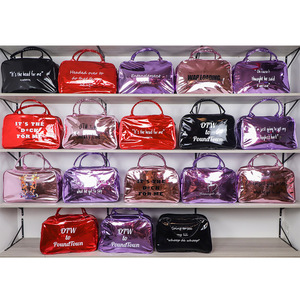 MOQ 10 LOGOTIPO PERSONALIZADO Bolsos <span class=keywords><strong>de</strong></span> mano tipo duffel <span class=keywords><strong>de</strong></span> cuero para viaje, noche y maquillaje, con diseño <span class=keywords><strong>de</strong></span> enlace discreto, estilo boutique - Product Image 5