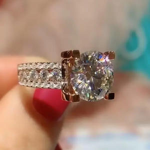 Anello di Fidanzamento F937 per Donna in Oro Bianco con Diamante Taglio Brillante Rotondo Colore G Naturale e Diamanti Laterali - Product Image 4