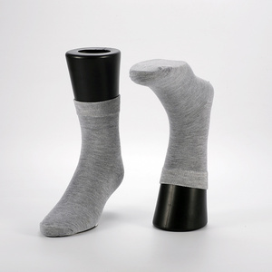 Vente en gros de présentoir en plastique pour chaussettes taille adulte pour hommes présentoir de chaussures mannequin pour pied taille homme - Product Image 6