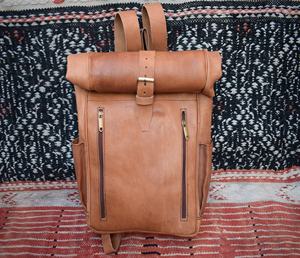 Sac à dos vintage en cuir imperméable pour ordinateur portable avec motif de lettres et fermeture à cordes - Product Image 1