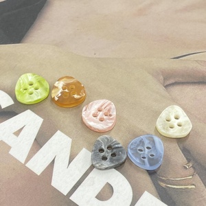 Botones de Resina de Cuatro Ojos para Camisas, Botones Resistentes con Mezcla de Colores Triangulares para Accesorios de Ropa - Product Image 2