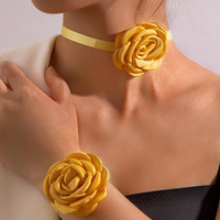 Collier ras du cou en velours bordeaux avec fleur en satin et accent de perles, style gothique victorien, ensemble de bijoux pour femmes, vente en gros