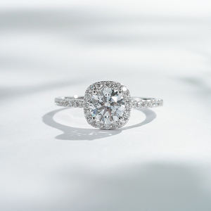 Anillo de Compromiso Unisex Clásico con Halo de Oro Blanco de 18K y Diamante Cultivado en Laboratorio de Corte Brillante Redondo de 1ct y 5.9mm, Color D, de Starsgem - Product Image 1