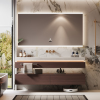 Meja Rias Kamar Mandi Mewah Modern Dengan Wastafel Batu Abu-abu Terintegrasi & Keran Dinding Emas, Kabinet Cermin LED Kustom, Kayu Gelap Model Gantung