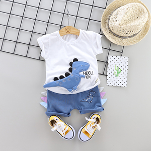Un garçon qui porte un sweat-shirt avec un motif de dinosaure dans un temps chaud, ensemble de vêtements pour enfants, ensemble complet de vêtements pour bébés - Product Image 4
