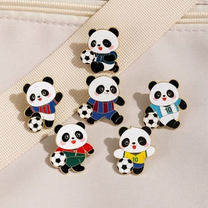 Broche en métal mignonne motif panda footballeur dessin animé, style sportif, badge émaillé décoratif - Product Image 3