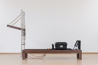 Máquina de Pilates Profesional Personalizable de Madera Sólida, Reformer Clásico de Nogal con Torre