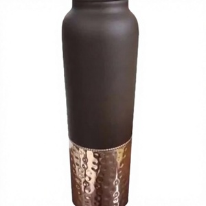 Botellas de Agua Ecológicas de Diseño Europeo, Hechas a Mano en Sambhal, Uttar Pradesh, 100% Cobre Puro de Ata International - Product Image 1