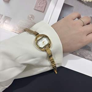 <span class=keywords><strong>Montre</strong></span> à quartz <span class=keywords><strong>rectangulaire</strong></span> unique avec <span class=keywords><strong>cadran</strong></span> doré, style rétro haut de gamme personnalisé SUNLIFEX pour femmes - Product Image 6