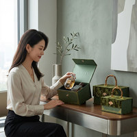 Boîte cadeau de luxe personnalisée en velours avec poignée en bambou et design gaufré pour l'emballage de parfums et de coffrets beauté