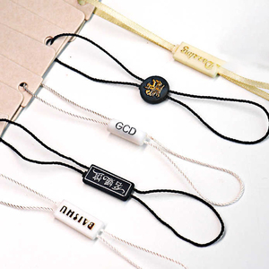 도매 저렴한 가격 사용자 정의 양각 브랜드 이름 로고 의류 플라스틱 매달려 태그 라벨 문자열 - Product Image 2