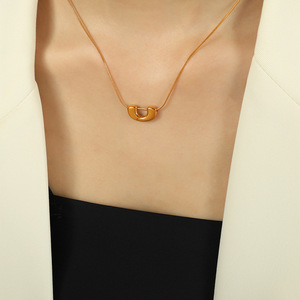 ชุดสร้อยคอและต่างหูรูปตัวยู ดีไซน์เรขาคณิตสีทองสำหรับผู้หญิง สวมใส่ได้ทุกวัน โซ่ไทเทเนียมสตีล - Product Image 4