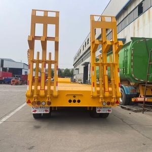 Semi-<span class=keywords><strong>remorque</strong></span> à plateau surbaissé renforcé 3 essieux avec rampe de chargement à ressorts robustes, <span class=keywords><strong>châssis</strong></span> en acier jaune pour la logistique transfrontalière de machines - Product Image 2