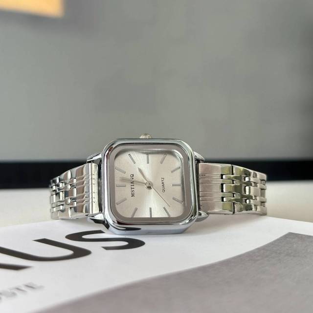 Luxury Fashion Women's Watch Alloy Case Stainless Steel Band Square Dial Glass 30mm Waterproof Quartz Watch