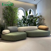 Canapé modulaire incurvé moderne, nouveau design de forme unique, canapé sectionnel en tissu velours, canapé en forme de pavé pour le salon