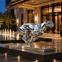 Statue de léopard en métal sur mesure « Reflective Speed » avec pose dynamique de course, sculptures extérieures en acier inoxydable