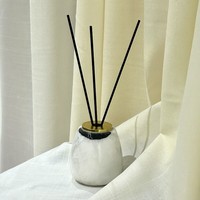 Diffuseur de parfum en marbre élégant et luxueux avec logo personnalisé STONEKOCC, décoration aromatique moderne pour la maison