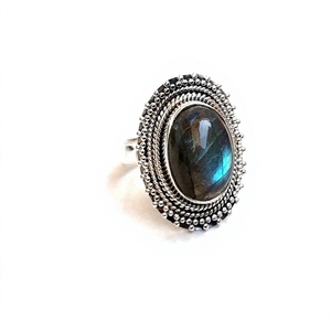 Bague en argent sterling 925 au design bohème avec labradorite naturelle bleue incrustée et accents argentés - Product Image 2
