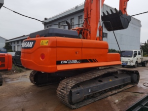 รถขุดตีนตะขาบมือสอง Doosan DX225LC ขนาด 22 ตัน สำหรับงานดินและงานก่อสร้างถนน - Product Image 1